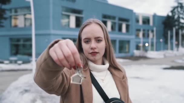 Mujer joven feliz en frente de un nuevo hogar con llaves — Vídeos de Stock