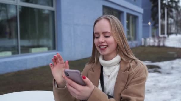 Chica usando el reconocimiento de voz de teléfono inteligente, dicta pensamientos, chat, estudiante modelo joven — Vídeos de Stock