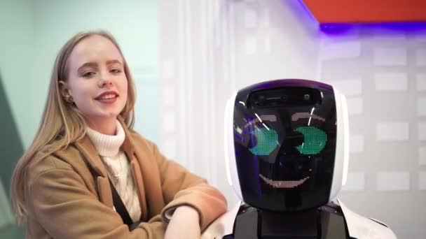 Een cyborg en een jonge dame omhelzen elkaar — Stockvideo