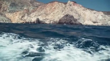 Dağlarla bir adaya doğru giden gemi, Gemi, tekne veya yattan görünüm