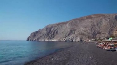 Yunanistan'ın Santorini adasındaünlü plajda yaz larının tadını çıkaran insanlar. Hiperlapsus