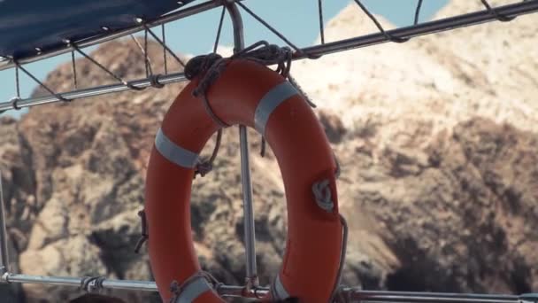 Lifebuoy pe navigație barca munți fundal — Videoclip de stoc