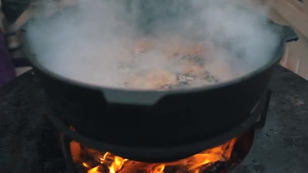 Une grande cuve de soupe sur un terrain de street food — Video