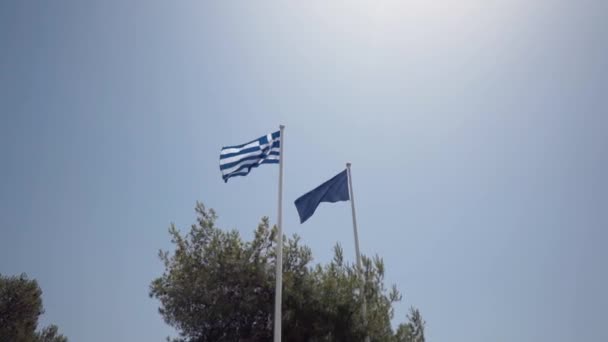 Flaggen der Europäischen Union und Griechenlands in Zeitlupe — Stockvideo