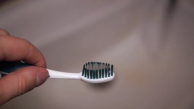 Diş macunu ve fırçası içinde bir el beyaz arka plan üzerinde izole mans