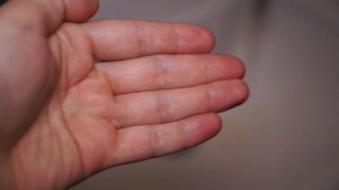 Forefinger üzerinde beyaz şişe krem dışarı pompalama erkek ellerin Closeup.