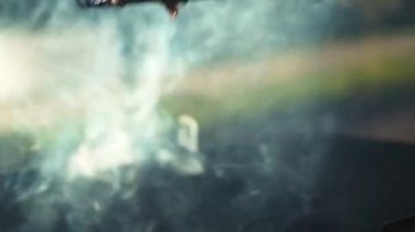 Evinin arka bahçesinde barbeküde et pişiren genç adam Park 'ta ızgaraya et şişi koyuyor yaz, yemek konsepti