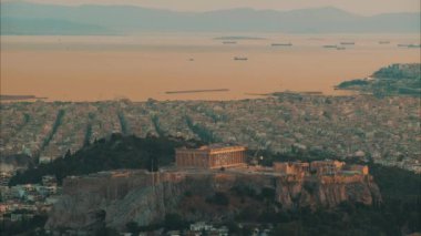 Zaman atlamalı. Partenon'la akropolis. Yeşil bitkiler, ağaçlar, antik mermerler ve şehir manzarası, Atina, Yunanistan ile bir çerçeve üzerinden görünümü.