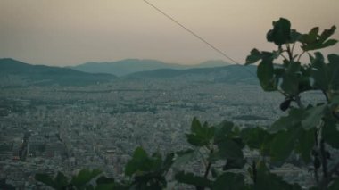 Lycabettus tepesinin tepesinden Atina, Yunanistan şehrinin görünümü. Zaman atlamalı