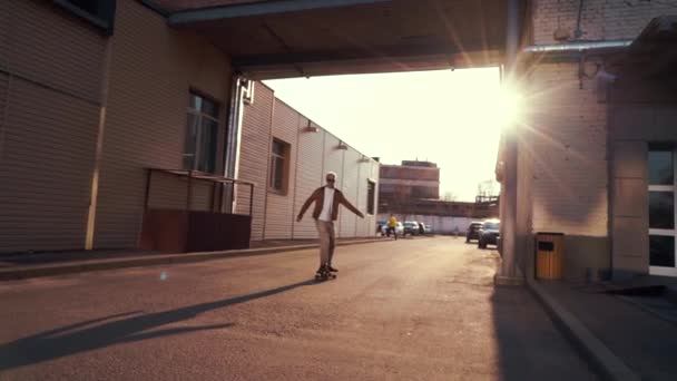 Mann fährt Skateboard auf der Straße, Menschen, Sport und Skateboarding. Konzept der aktiven Erholung. Monochrom und hoher Kontrast. — Stockvideo