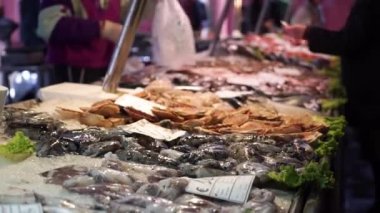 Yerel bir balık pazarında çeşitli deniz ürünleri çeşitleri, İtalya