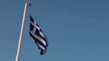 Yunanistan'da mavi gökyüzü sallayarak Yunan bayrağı