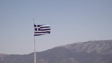 Yunanistan'da mavi gökyüzü sallayarak Yunan bayrağı