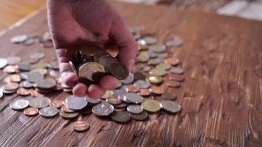 Bozuk paralar ellerinde. Para biriktirme kavramı.