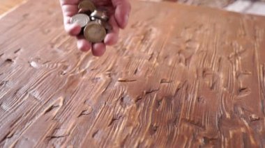 Bozuk paralar ellerinde. Para biriktirme kavramı.