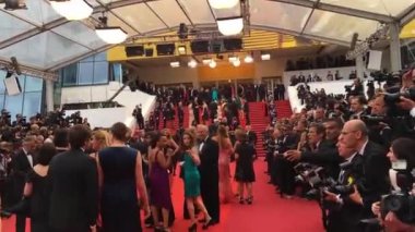 Cannes, Fransa. 2016. 69. Cannes Uluslararası Film Festivali'nde düzenlenen gösterimde kırmızı halıdan gelenleri gösteren Palais des Festivalleri'nin görünümü.