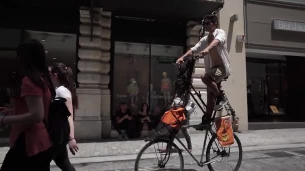 Griekenland. Athene. 2018. vrolijke kerel berijdt een grote fiets op straat — Stockvideo