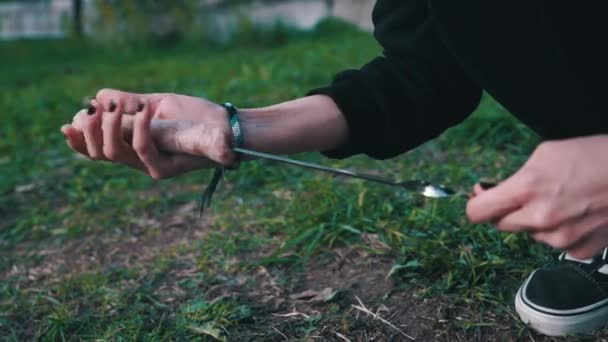 Grilovací rošt na grilu. Ručně se uzenky vloží do jehlových — Stock video