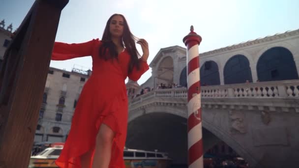 Mujer sexy feliz en vestido rojo cerca del Gran Canal. Joven mujer atractiva disfrutando de vacaciones en Venecia . — Vídeos de Stock