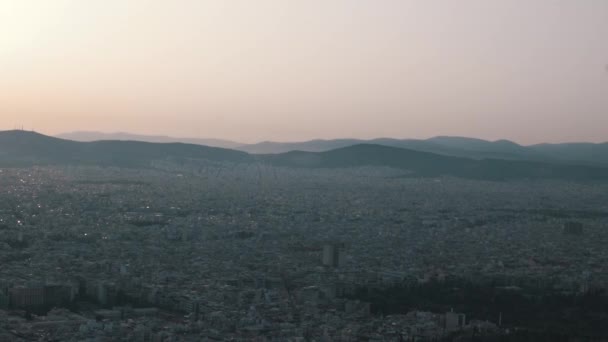 La vista panorámica de la ciudad de Atenas, Grecia desde la cima de la colina de Lycabettus . — Vídeos de Stock