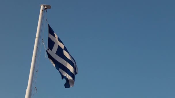 Řecká vlajka mávala modré obloze v Řecku — Stock video