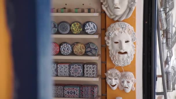 Souvenir magneti frigo con temi e punti di riferimento della Grecia al negozio di souvenir turistici . — Video Stock