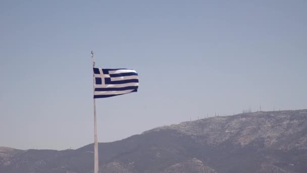 Grekisk flagga vajande i blå himmel i Grekland — Stockvideo