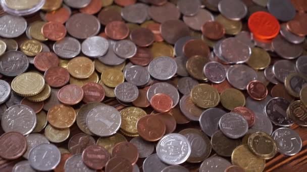 Veel verschillende munten op tafel. Achtergrond van munten. — Stockvideo