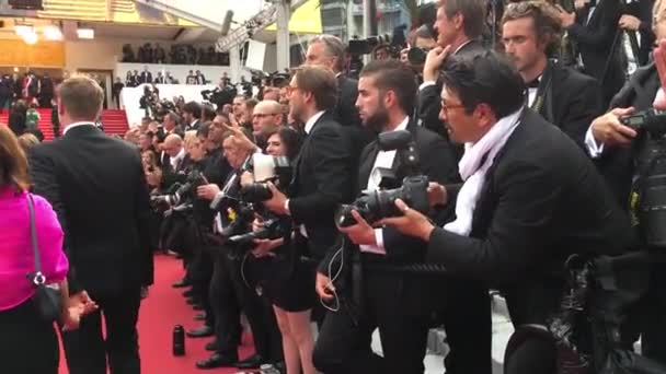 Cannes, Frankrike. 2016. beskåda av Palais des festivalerna som visar röda mattar ankomster på en screening på den 69: e årliga landskamp film festivalen de Cannes. — Stockvideo