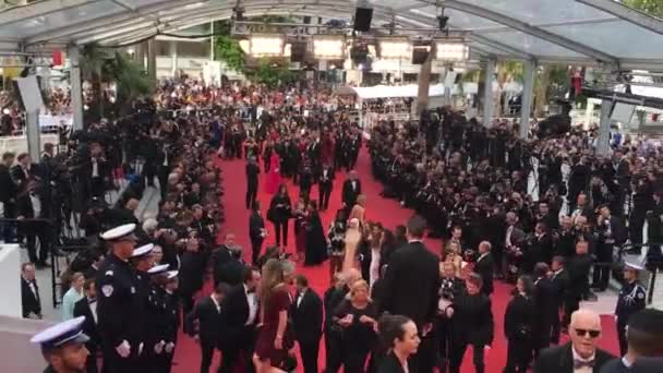 Cannes, Frankrike. 2016. beskåda av Palais des festivalerna som visar röda mattar ankomster på en screening på den 69: e årliga landskamp film festivalen de Cannes. — Stockvideo