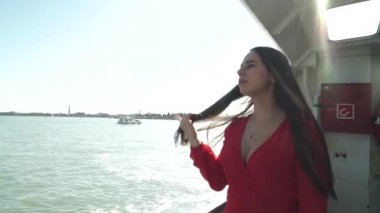 Genç Bir Kız Gemiyle Seyahat Ediyor. Bir Kadın Yüz Üzerinde Ciddi Ve Düşünceli İfade.