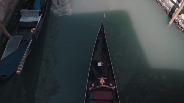 Venedig, Italien, 2019: gondoler med turister simma längs en smal kanal i Venice Street, Italien. Vattenkanalen i Venedig. Arkitektur byggnader. De smala gatorna i Venedig som människor — Stockvideo