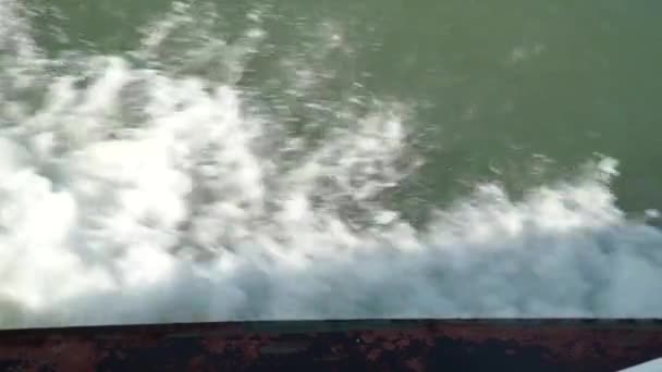 Ola de agua desde el barco en el mar — Vídeo de stock