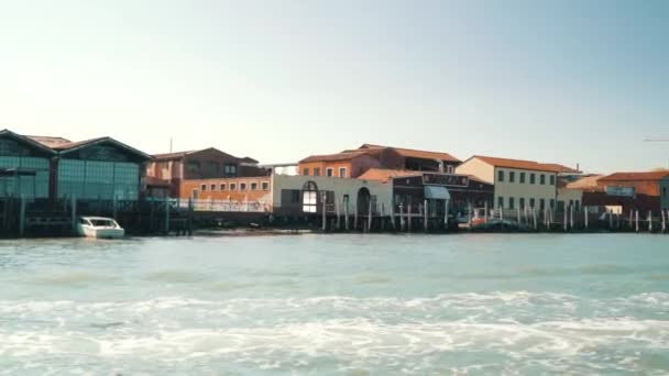 Venedik, İtalya - Nisan, 2019: Denizden Venedik adalarına bak. Mavi deniz, gökyüzü, yaz günü. Burano, Murano, San Michele, San Giorgio Maggiore, San Servolo Adası, St. George, Torcello — Stok video