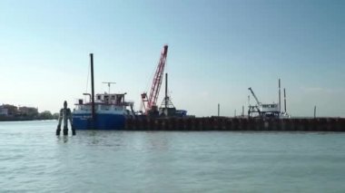 Yaklaşım Cranes ticari liman İtalya. Kentsel peyzaj. . Turizm inanc.