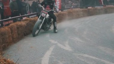 Moskova. Rusya. 2019 Motocross flattrack sürücüleri eylem hızlanıyor