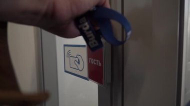 Adam onun yere girmek için yetenek kilidini için plastik anahtar kartını asansörde eklemek
