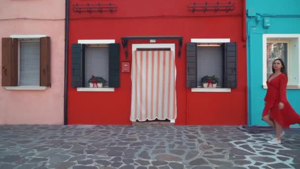 Kadın gezi Burano kasaba. Burano, Venedik Lagoon renkli binaların geniş atış. Yürüyüş ve ilginç şehir zevk kadın turist. — Stok video