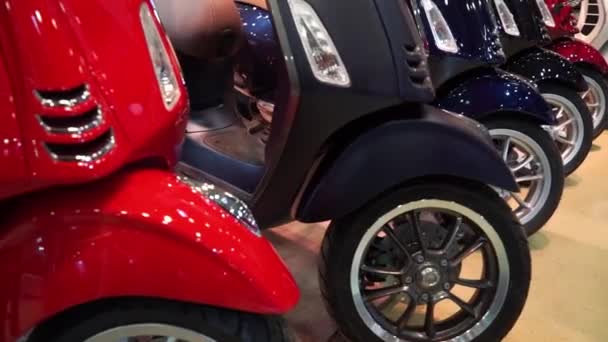 Klasik motosiklet. Retro scooter kaldırım üzerinde. Motorlarınızı çalıştırın. — Stok video