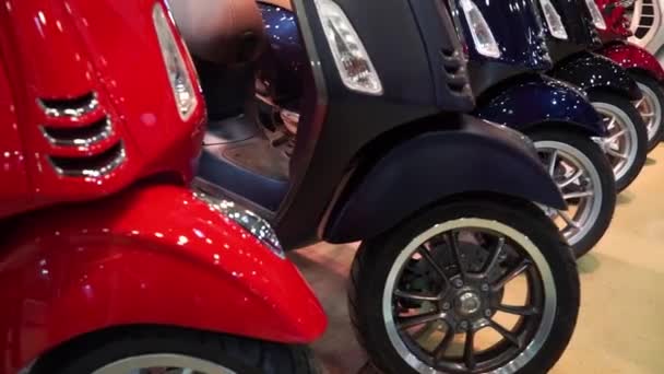 Scooter motor clássico. Scooter retro no pavimento. Ligue os motores . — Vídeo de Stock