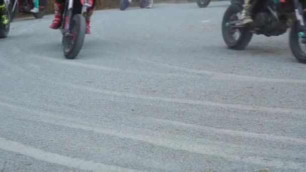 Motocross řidič v akci zrychluje — Stock video