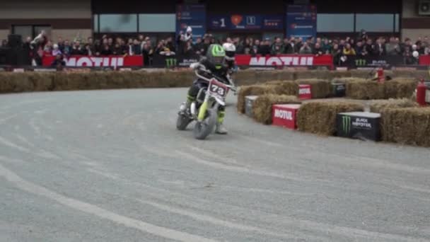 MOSCOW. RUSSIA. 2019 Motocross flattrack drivers in action accelerating — Stock Video