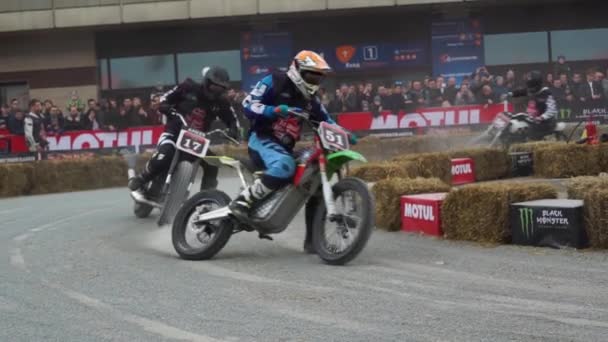 Moszkva. Oroszország. 2019 motocross flattrack járművezetők cselekvési gyorsuló — Stock videók