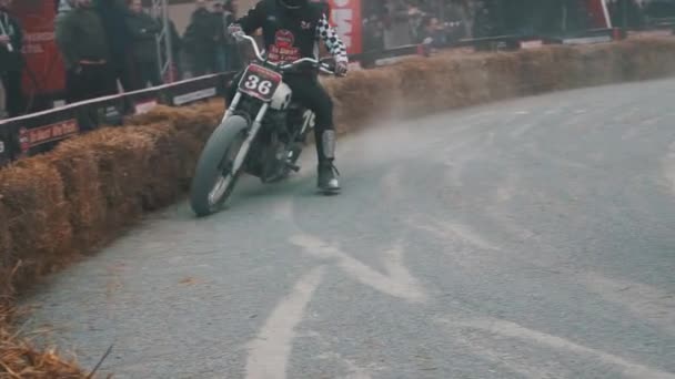 O MOSCOW. RÚSSIA. 2019 Motocross flattrack drivers em ação acelerando — Vídeo de Stock