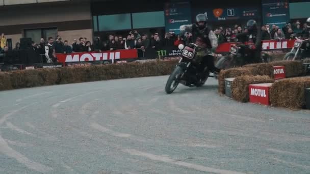 Moskva. Ryssland. 2019 motocross Flattrack förare i aktion accelererande — Stockvideo