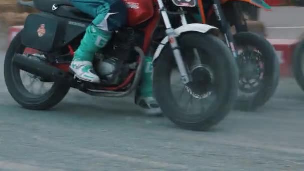 Moskova - Rusya, 2019: Motokros düz pistinde yarış sırasında düşen bisikletin yanında takım elbiseli ve kasklı adam duruyor — Stok video