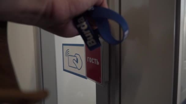 Man fäster sitt plast nyckelkort i hissen för att låsa upp möjligheten att ange sitt golv — Stockvideo