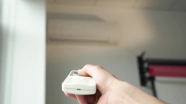 Witte airco gaat aan, schakelt uit met de afstandsbediening. — Stockvideo