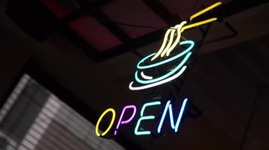 Neon Noodle işareti açma ve fotokopi alanı, yiyecek ve içecek işareti döngü, fast food ve sağlık konsepti ile grunge ahşap yanıp sönen. Çin gıda işareti açık