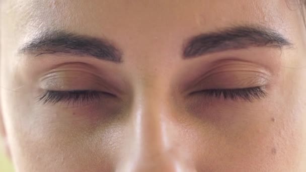 Primer plano de hermosos ojos verdes femeninos. La chica abre los ojos — Vídeo de stock